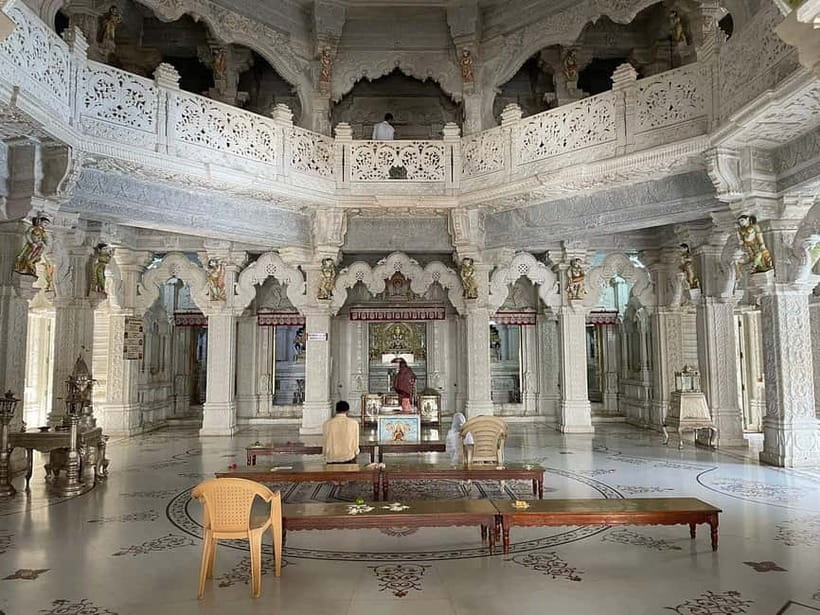 Bangalore: Palace, Temples, Fort & Markets Walking Tour - Jain temple quiet and carvings: where covering up pays off