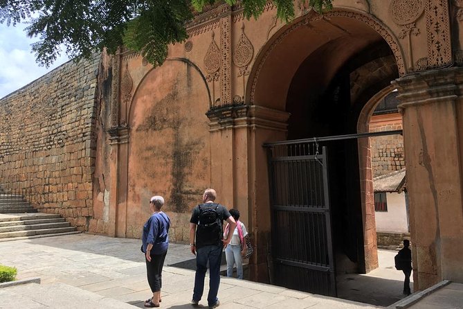 Bengaluru by Tuk Tuk - Bangalore Fort: Colonial-Era Stories on Historic Walls