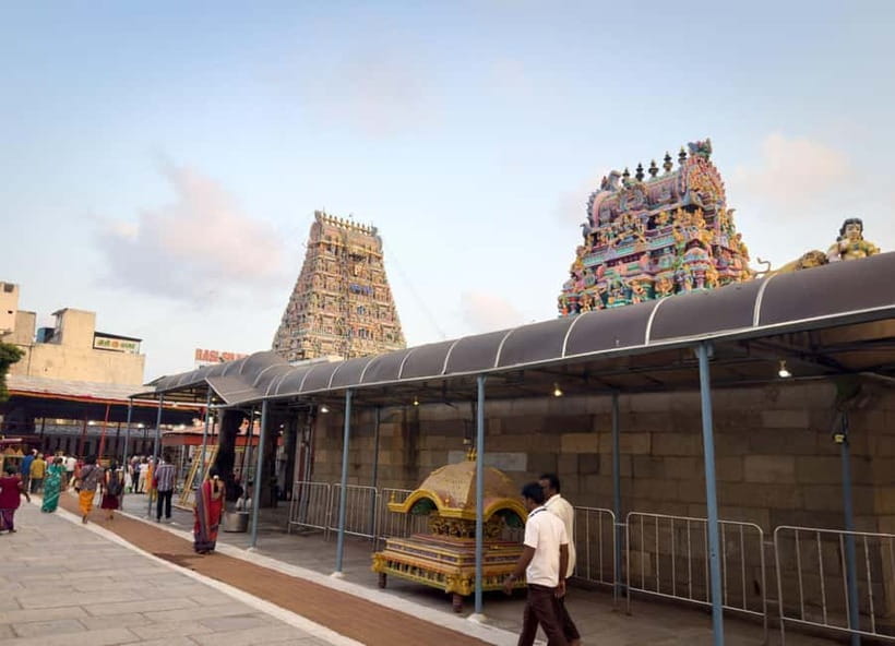 Explore Chennai City: Guided Walking Tour on Foot - Santhome Cathedral Basilica and St. Thomas’s tomb: Gothic meets the Bay