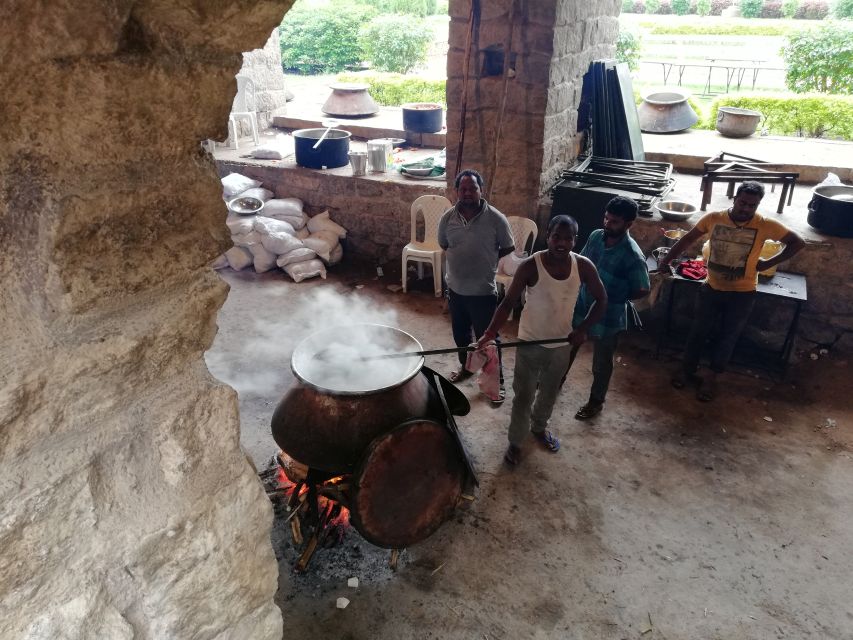 Hyderabad: Golconda Fort and Qutub Shahi Tombs Half-Day Tour - Bahmani palace and treasury stories that make the walls make sense