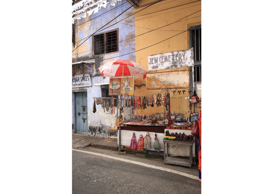 Kochi: Jewish Town Guided Walking Experience - The Jewish cemetery stop: pay homage, then keep going