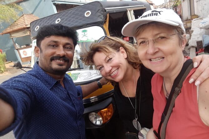Kochi Tuk-Tuk Sightseeing Tour with Cruise Ship Pickup - Dutch Cemetery: Quiet Stories in a Crisp 15 Minutes