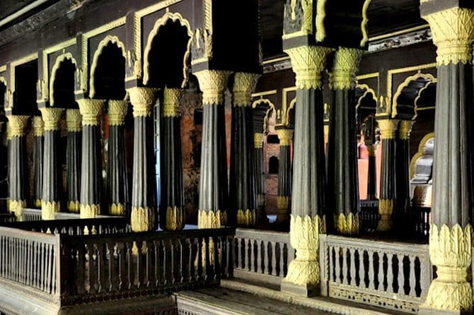 Pete walk, an immersive walking tour in Bangalore with a guide - Kote Venkataramana Temple: where architecture style tells a story
