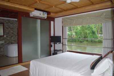 Private luxury Houseboat trip at Alleppy Backwaters. - Price and value: what about $264 per group really buys