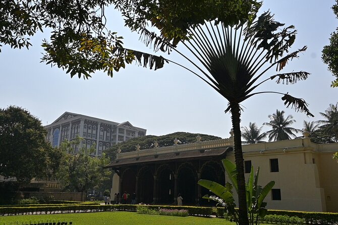 Tipu Palace + Koté Vishnu + Fort + KR Market + Jain Temple = Bengaluru Pété Walk - KR Market: Where the City Breathes Loudly
